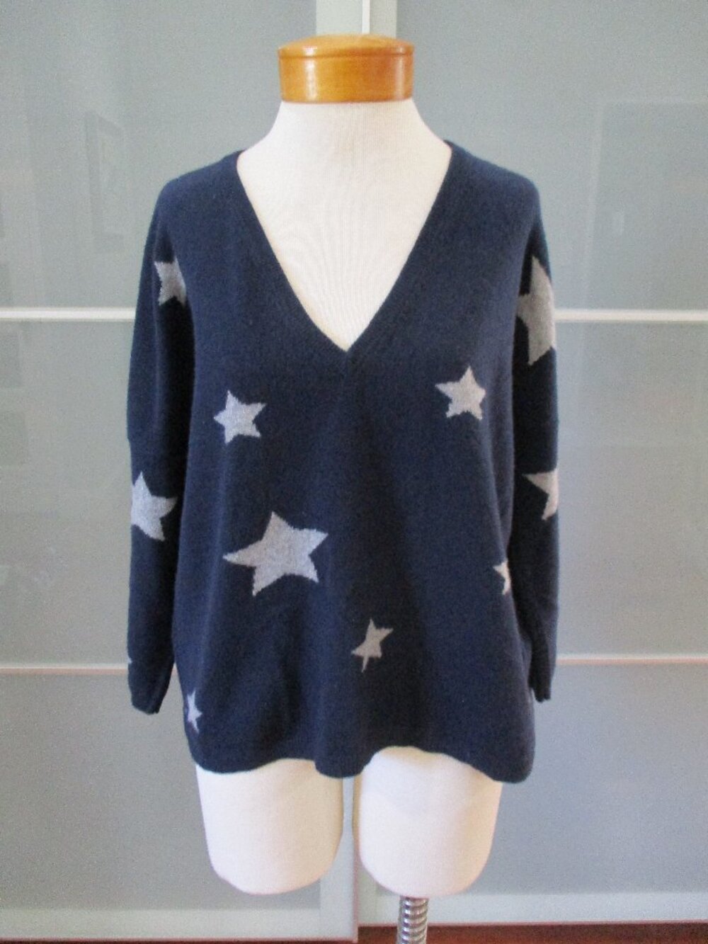 Brodie Fine Cashmere 100% Cashmere Navy Star Print V-Neck 3/4 Sleeve Sweater